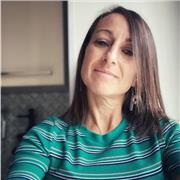 Laureata in biologia con dottorato in genetica, insegnante anni in liceo scientifico, impartisce lezioni di chimica generale, chimica organica, biochimica, biologia, genetica, a studenti universitari e di scuola secondaria superiore, in presenza e o